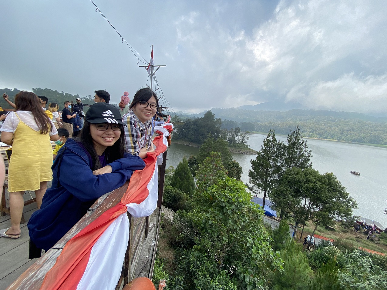 Foto dulu di atas kapal pinisi. Btw, ini lepas masker hanya untuk berfoto ya