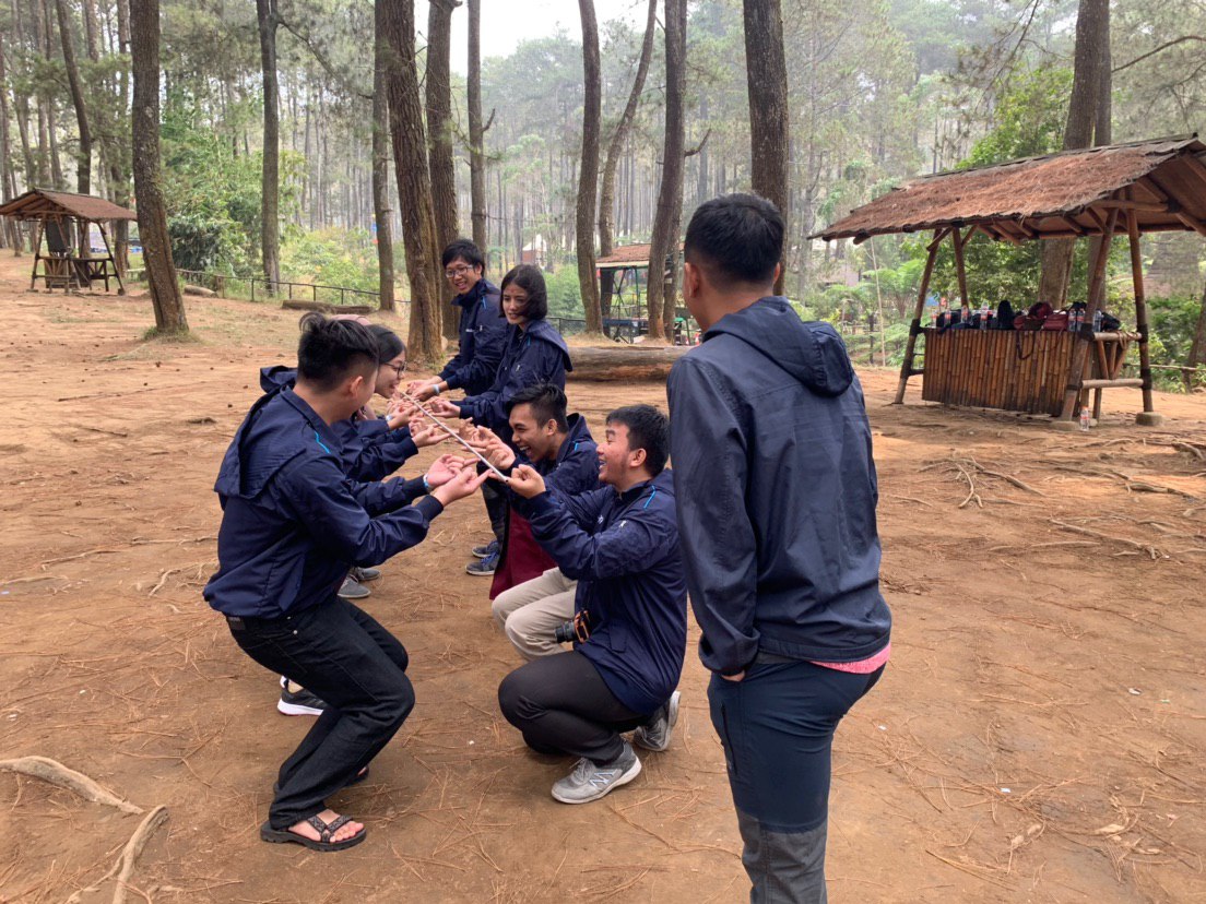 Kerja mulu tiap hari, sesekali perlu have fun bareng. Jadi tiap tahun diadain outing bareng temen kantor. Credits to Mobilepulsa, 2019